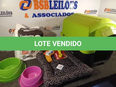 LOTE 334 - 01 CASINHA DE CACHORRO, 01 CAMINHA, 02 COMEDOUROS, 02 BRINQUEDOS E 01 PACOTE DE TAPETE HIGIÊNICO. (NO ESTADO) ATENÇÃO! FAZER A VISITAÇÃO ANTES DE ARREMATAR, NÃO SABEMOS SE FUNCIONA. LEILÃO NÃO TEM GARANTIA E NEM DEVOLUÇÃO, SUJEITO A POSSÍVEIS AVARIAS VISÍVEIS/OCULTAS E/OU AUSÊNCIA DE COMPONENTES.