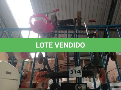 LOTE 314 - 02 CARRINHOS PARA TRANSPORTE DE CARGAS, 01 PATINETE, 01 RADIO AUTOMOTIVO E 01 TRICICLO INFANTIL. (NO ESTADO) ATENÇÃO! FAZER A VISITAÇÃO ANTES DE ARREMATAR, NÃO SABEMOS SE FUNCIONA. LEILÃO NÃO TEM GARANTIA E NEM DEVOLUÇÃO, SUJEITO A POSSÍVEIS AVARIAS VISÍVEIS/OCULTAS E/OU AUSÊNCIA DE COMPONENTES.