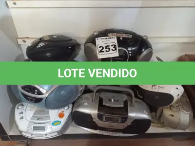 LOTE 253 - 13 APARELHOS DE SOM MARCAS E MODELOS DIVERSOS. (NO ESTADO) ATENÇÃO! FAZER A VISITAÇÃO ANTES DE ARREMATAR, NÃO SABEMOS SE FUNCIONA. LEILÃO NÃO TEM GARANTIA E NEM DEVOLUÇÃO, SUJEITO A POSSÍVEIS AVARIAS VISÍVEIS/OCULTAS E/OU AUSÊNCIA DE COMPONENTES.
