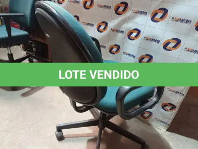 LOTE 184 - 01 CADEIRA DE ESCRITÓRIO COM BASE GIRATÓRIA. (NO ESTADO) ATENÇÃO! FAZER A VISITAÇÃO ANTES DE ARREMATAR, NÃO SABEMOS SE FUNCIONA. LEILÃO NÃO TEM GARANTIA E NEM DEVOLUÇÃO, SUJEITO A POSSÍVEIS AVARIAS VISÍVEIS/OCULTAS E/OU AUSÊNCIA DE COMPONENTES.