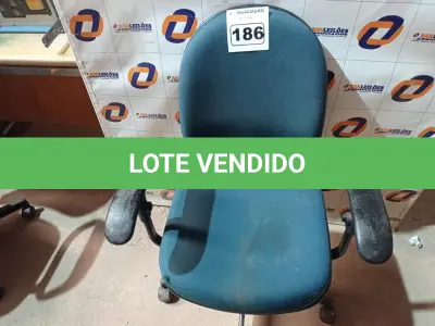 LOTE 186 - 01 CADEIRA DE ESCRITÓRIO COM BASE GIRATÓRIA. (NO ESTADO) ATENÇÃO! FAZER A VISITAÇÃO ANTES DE ARREMATAR, NÃO SABEMOS SE FUNCIONA. LEILÃO NÃO TEM GARANTIA E NEM DEVOLUÇÃO, SUJEITO A POSSÍVEIS AVARIAS VISÍVEIS/OCULTAS E/OU AUSÊNCIA DE COMPONENTES.