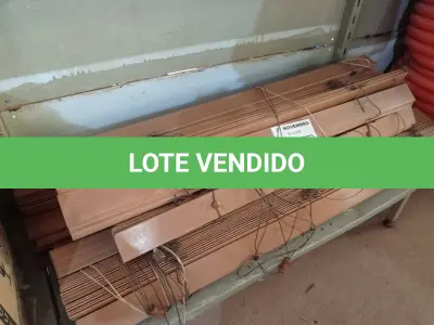 LOTE 332 - 01 LOTE COM VÁRIAS PERSIANAS DE MADEIRA. (NO ESTADO) ATENÇÃO! FAZER A VISITAÇÃO ANTES DE ARREMATAR, NÃO SABEMOS SE FUNCIONA. LEILÃO NÃO TEM GARANTIA E NEM DEVOLUÇÃO, SUJEITO A POSSÍVEIS AVARIAS VISÍVEIS/OCULTAS E/OU AUSÊNCIA DE COMPONENTES.