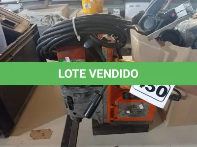 LOTE 450 - 01 FURADEIRA DE BASE MAGNÉTICA. (NO ESTADO) ATENÇÃO! FAZER A VISITAÇÃO ANTES DE ARREMATAR, NÃO SABEMOS SE FUNCIONA. LEILÃO NÃO TEM GARANTIA E NEM DEVOLUÇÃO, SUJEITO A POSSÍVEIS AVARIAS VISÍVEIS/OCULTAS E/OU AUSÊNCIA DE COMPONENTES.