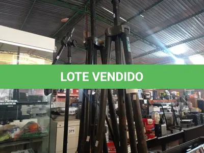 LOTE 440 - 04 TRIPÉS MARCAS E MODELOS DIVERSOS. (NO ESTADO) ATENÇÃO! FAZER A VISITAÇÃO ANTES DE ARREMATAR, NÃO SABEMOS SE FUNCIONA. LEILÃO NÃO TEM GARANTIA E NEM DEVOLUÇÃO, SUJEITO A POSSÍVEIS AVARIAS VISÍVEIS/OCULTAS E/OU AUSÊNCIA DE COMPONENTES.