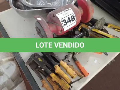 LOTE 348 - 01 MOTO ESMERIL E FERRAMENTAS DIVERSAS. (NO ESTADO) ATENÇÃO! FAZER A VISITAÇÃO ANTES DE ARREMATAR, NÃO SABEMOS SE FUNCIONA. LEILÃO NÃO TEM GARANTIA E NEM DEVOLUÇÃO, SUJEITO A POSSÍVEIS AVARIAS VISÍVEIS/OCULTAS E/OU AUSÊNCIA DE COMPONENTES.