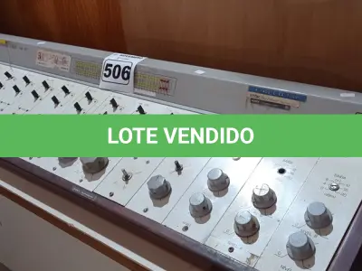LOTE 506 - 01 MESA DE SOM ANTIGA PARA RÁDIO FM MARCA APEL. (NO ESTADO) ATENÇÃO! FAZER A VISITAÇÃO ANTES DE ARREMATAR, NÃO SABEMOS SE FUNCIONA. LEILÃO NÃO TEM GARANTIA E NEM DEVOLUÇÃO, SUJEITO A POSSÍVEIS AVARIAS VISÍVEIS/OCULTAS E/OU AUSÊNCIA DE COMPONENTES.