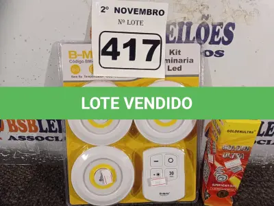 LOTE 417 - 01 KIT LUMINÁRIA DE LED E CAIXA DE PILHAS AAA. (NO ESTADO) ATENÇÃO! FAZER A VISITAÇÃO ANTES DE ARREMATAR, NÃO SABEMOS SE FUNCIONA. LEILÃO NÃO TEM GARANTIA E NEM DEVOLUÇÃO, SUJEITO A POSSÍVEIS AVARIAS VISÍVEIS/OCULTAS E/OU AUSÊNCIA DE COMPONENTES.