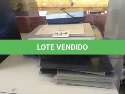 LOTE 424 - 01 SCANNER, 01 APARELHO DE DVD, 01 CABEÇA DE FRAGMENTADORA E VÁRIOS RECORTES DE VIDRO TAMANHOS DIVERSOS. (NO ESTADO) ATENÇÃO! FAZER A VISITAÇÃO ANTES DE ARREMATAR, NÃO SABEMOS SE FUNCIONA. LEILÃO NÃO TEM GARANTIA E NEM DEVOLUÇÃO, SUJEITO A POSSÍVEIS AVARIAS VISÍVEIS/OCULTAS E/OU AUSÊNCIA DE COMPONENTES.