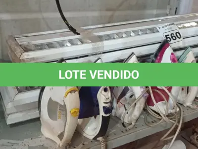 LOTE 560 - 01 LOTE COM VÁRIAS LUMINÁRIAS E FERROS DE PASSAR MARCAS E MODELOS DIVERSOS. (NO ESTADO) ATENÇÃO! FAZER A VISITAÇÃO ANTES DE ARREMATAR, NÃO SABEMOS SE FUNCIONA. LEILÃO NÃO TEM GARANTIA E NEM DEVOLUÇÃO, SUJEITO A POSSÍVEIS AVARIAS VISÍVEIS/OCULTAS E/OU AUSÊNCIA DE COMPONENTES.