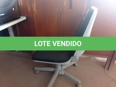 LOTE 088 - 01 CADEIRA DE ESCRITÓRIO COM BASE GIRATÓRIA. (NO ESTADO) ATENÇÃO! FAZER A VISITAÇÃO ANTES DE ARREMATAR, NÃO SABEMOS SE FUNCIONA. LEILÃO NÃO TEM GARANTIA E NEM DEVOLUÇÃO, SUJEITO A POSSÍVEIS AVARIAS VISÍVEIS/OCULTAS E/OU AUSÊNCIA DE COMPONENTES.
