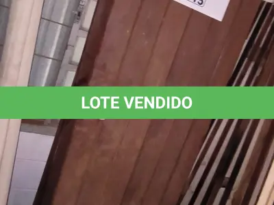 LOTE 115 - 03 PORTAS EM MADEIRA MACIÇA (NO ESTADO, NÃO SABEMOS SE FUNCIONA. LEILÃO NÃO TEM GARANTIA E NEM DEVOLUÇÃO).