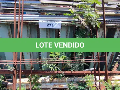 LOTE 075 - 02 ESCADAS EM FERRO (NO ESTADO, NÃO SABEMOS SE FUNCIONA. LEILÃO NÃO TEM GARANTIA E NEM DEVOLUÇÃO).