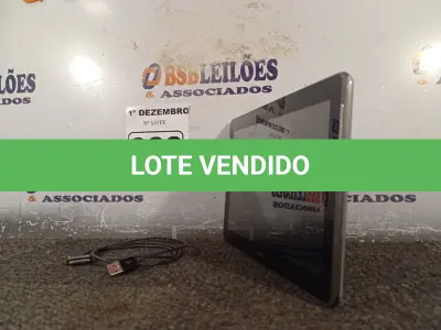 LOTE 033 - 01 TABLET SAMSUNG COM CABO. (NO ESTADO) ATENÇÃO! FAZER A VISITAÇÃO ANTES DE ARREMATAR, NÃO SABEMOS SE FUNCIONA. LEILÃO NÃO TEM GARANTIA E NEM DEVOLUÇÃO, SUJEITO A POSSÍVEIS AVARIAS VISÍVEIS/OCULTAS E/OU AUSÊNCIA DE COMPONENTES.