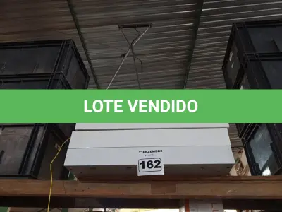 LOTE 162 - 02 ASPIRADORES DE PÓ E 03 LUMINÁRIAS DE SOBREPOR. (NO ESTADO) ATENÇÃO! FAZER A VISITAÇÃO ANTES DE ARREMATAR, NÃO SABEMOS SE FUNCIONA. LEILÃO NÃO TEM GARANTIA E NEM DEVOLUÇÃO, SUJEITO A POSSÍVEIS AVARIAS VISÍVEIS/OCULTAS E/OU AUSÊNCIA DE COMPONENTES.