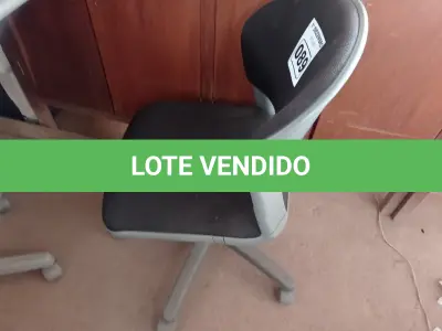 LOTE 089 - 01 CADEIRA DE ESCRITÓRIO COM BASE GIRATÓRIA. (NO ESTADO) ATENÇÃO! FAZER A VISITAÇÃO ANTES DE ARREMATAR, NÃO SABEMOS SE FUNCIONA. LEILÃO NÃO TEM GARANTIA E NEM DEVOLUÇÃO, SUJEITO A POSSÍVEIS AVARIAS VISÍVEIS/OCULTAS E/OU AUSÊNCIA DE COMPONENTES.