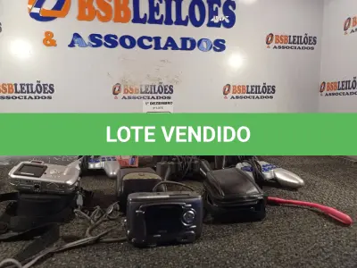 LOTE 014 - 06 MÁQUINAS FOTOGRÁFICAS E 05 CONTROLES PARA VIDEOGAME MARCAS E MODELOS DIVERSOS. (NO ESTADO) ATENÇÃO! FAZER A VISITAÇÃO ANTES DE ARREMATAR, NÃO SABEMOS SE FUNCIONA. LEILÃO NÃO TEM GARANTIA E NEM DEVOLUÇÃO, SUJEITO A POSSÍVEIS AVARIAS VISÍVEIS/OCULTAS E/OU AUSÊNCIA DE COMPONENTES.