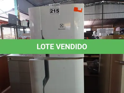 LOTE 215 - 01 GELADEIRA FROST FREE MARCA ELECTROLUX 220V. (NO ESTADO) ATENÇÃO! FAZER A VISITAÇÃO ANTES DE ARREMATAR, NÃO SABEMOS SE FUNCIONA. LEILÃO NÃO TEM GARANTIA E NEM DEVOLUÇÃO, SUJEITO A POSSÍVEIS AVARIAS VISÍVEIS/OCULTAS E/OU AUSÊNCIA DE COMPONENTES.