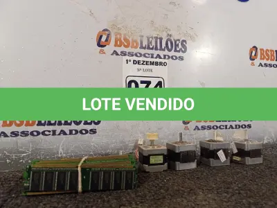 LOTE 074 - 04 MOTORES DE PASSO E VÁRIAS MEMORIAS PARA PC. (NO ESTADO) ATENÇÃO! FAZER A VISITAÇÃO ANTES DE ARREMATAR, NÃO SABEMOS SE FUNCIONA. LEILÃO NÃO TEM GARANTIA E NEM DEVOLUÇÃO, SUJEITO A POSSÍVEIS AVARIAS VISÍVEIS/OCULTAS E/OU AUSÊNCIA DE COMPONENTES.