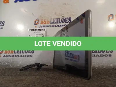 LOTE 034 - 01 TABLET SAMSUNG. (NO ESTADO) ATENÇÃO! FAZER A VISITAÇÃO ANTES DE ARREMATAR, NÃO SABEMOS SE FUNCIONA. LEILÃO NÃO TEM GARANTIA E NEM DEVOLUÇÃO, SUJEITO A POSSÍVEIS AVARIAS VISÍVEIS/OCULTAS E/OU AUSÊNCIA DE COMPONENTES.