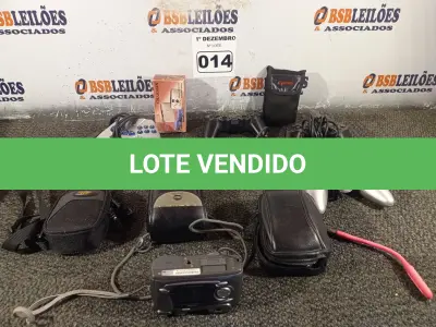 LOTE 014 - 06 MÁQUINAS FOTOGRÁFICAS E 05 CONTROLES PARA VIDEOGAME MARCAS E MODELOS DIVERSOS. (NO ESTADO) ATENÇÃO! FAZER A VISITAÇÃO ANTES DE ARREMATAR, NÃO SABEMOS SE FUNCIONA. LEILÃO NÃO TEM GARANTIA E NEM DEVOLUÇÃO, SUJEITO A POSSÍVEIS AVARIAS VISÍVEIS/OCULTAS E/OU AUSÊNCIA DE COMPONENTES.