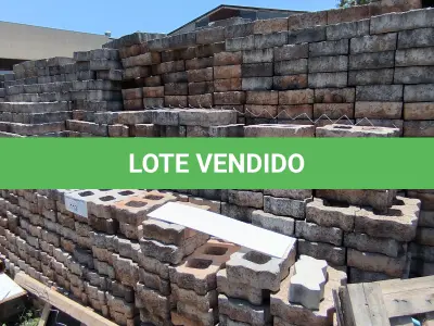 LOTE 113 - 01 LOTE COM APROXIMADAMENTE 500 BLOQUETES EM CONCRETO (NO ESTADO, NÃO SABEMOS SE FUNCIONA. LEILÃO NÃO TEM GARANTIA E NEM DEVOLUÇÃO).
