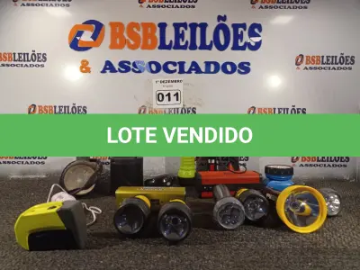 LOTE 011 - 01 LOTE COM VÁRIAS LANTERNAS E CAIXAS DE SOM BLUETOOTH MARCAS E MODELOS DIVERSOS. (NO ESTADO) ATENÇÃO! FAZER A VISITAÇÃO ANTES DE ARREMATAR, NÃO SABEMOS SE FUNCIONA. LEILÃO NÃO TEM GARANTIA E NEM DEVOLUÇÃO, SUJEITO A POSSÍVEIS AVARIAS VISÍVEIS/OCULTAS E/OU AUSÊNCIA DE COMPONENTES.