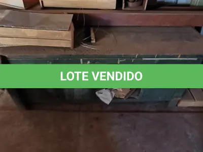 LOTE 029 - 01 LOTE COM BANCADA EM MADEIRA, BAÚS , MESAS E ARMÁRIOS EM MADEIRA (NO ESTADO, NÃO SABEMOS SE FUNCIONA. LEILÃO NÃO TEM GARANTIA E NEM DEVOLUÇÃO).