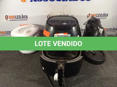 LOTE 115 - 01 AIR FRY, 01 PANELA ELÉTRICA DE FAZER ARROZ E 01 BATEDEIRA MARCAS E MODELOS DIVERSOS. (NO ESTADO) ATENÇÃO! FAZER A VISITAÇÃO ANTES DE ARREMATAR, NÃO SABEMOS SE FUNCIONA. LEILÃO NÃO TEM GARANTIA E NEM DEVOLUÇÃO, SUJEITO A POSSÍVEIS AVARIAS VISÍVEIS/OCULTAS E/OU AUSÊNCIA DE COMPONENTES.