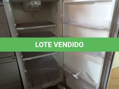 LOTE 215 - 01 GELADEIRA FROST FREE MARCA ELECTROLUX 220V. (NO ESTADO) ATENÇÃO! FAZER A VISITAÇÃO ANTES DE ARREMATAR, NÃO SABEMOS SE FUNCIONA. LEILÃO NÃO TEM GARANTIA E NEM DEVOLUÇÃO, SUJEITO A POSSÍVEIS AVARIAS VISÍVEIS/OCULTAS E/OU AUSÊNCIA DE COMPONENTES.