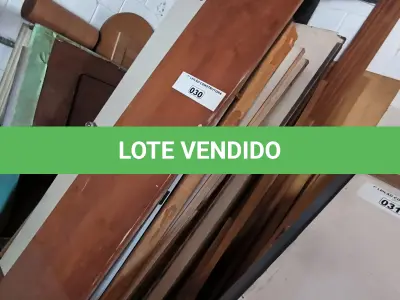 LOTE 030 - 01 LOTE COM PORTAS EM MADEIRAS DIVERSOS TAMANHOS (NO ESTADO, NÃO SABEMOS SE FUNCIONA. LEILÃO NÃO TEM GARANTIA E NEM DEVOLUÇÃO).