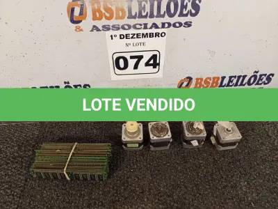 LOTE 074 - 04 MOTORES DE PASSO E VÁRIAS MEMORIAS PARA PC. (NO ESTADO) ATENÇÃO! FAZER A VISITAÇÃO ANTES DE ARREMATAR, NÃO SABEMOS SE FUNCIONA. LEILÃO NÃO TEM GARANTIA E NEM DEVOLUÇÃO, SUJEITO A POSSÍVEIS AVARIAS VISÍVEIS/OCULTAS E/OU AUSÊNCIA DE COMPONENTES.