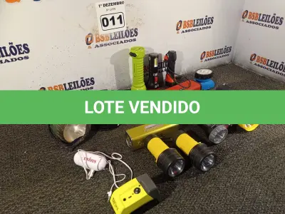 LOTE 011 - 01 LOTE COM VÁRIAS LANTERNAS E CAIXAS DE SOM BLUETOOTH MARCAS E MODELOS DIVERSOS. (NO ESTADO) ATENÇÃO! FAZER A VISITAÇÃO ANTES DE ARREMATAR, NÃO SABEMOS SE FUNCIONA. LEILÃO NÃO TEM GARANTIA E NEM DEVOLUÇÃO, SUJEITO A POSSÍVEIS AVARIAS VISÍVEIS/OCULTAS E/OU AUSÊNCIA DE COMPONENTES.