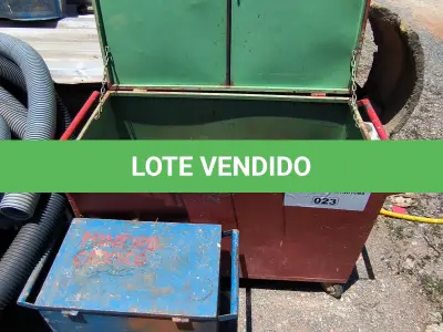 LOTE 023 - 02 BAÚS EM AÇO (NO ESTADO, NÃO SABEMOS SE FUNCIONA. LEILÃO NÃO TEM GARANTIA E NEM DEVOLUÇÃO).