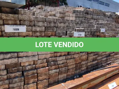 LOTE 110 - 01 LOTE COM APROXIMADAMENTE 500 BLOQUETES EM CONCRETO (NO ESTADO, NÃO SABEMOS SE FUNCIONA. LEILÃO NÃO TEM GARANTIA E NEM DEVOLUÇÃO).