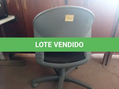 LOTE 089 - 01 CADEIRA DE ESCRITÓRIO COM BASE GIRATÓRIA. (NO ESTADO) ATENÇÃO! FAZER A VISITAÇÃO ANTES DE ARREMATAR, NÃO SABEMOS SE FUNCIONA. LEILÃO NÃO TEM GARANTIA E NEM DEVOLUÇÃO, SUJEITO A POSSÍVEIS AVARIAS VISÍVEIS/OCULTAS E/OU AUSÊNCIA DE COMPONENTES.