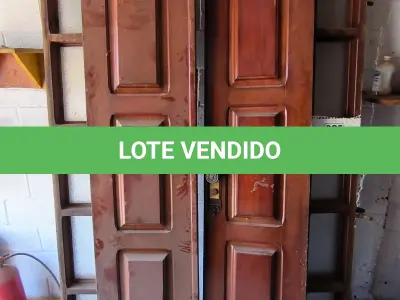 LOTE 025 - 01 PORTA COM PORTAL EM MADEIRA (NO ESTADO, NÃO SABEMOS SE FUNCIONA. LEILÃO NÃO TEM GARANTIA E NEM DEVOLUÇÃO).
