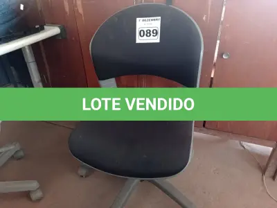 LOTE 089 - 01 CADEIRA DE ESCRITÓRIO COM BASE GIRATÓRIA. (NO ESTADO) ATENÇÃO! FAZER A VISITAÇÃO ANTES DE ARREMATAR, NÃO SABEMOS SE FUNCIONA. LEILÃO NÃO TEM GARANTIA E NEM DEVOLUÇÃO, SUJEITO A POSSÍVEIS AVARIAS VISÍVEIS/OCULTAS E/OU AUSÊNCIA DE COMPONENTES.