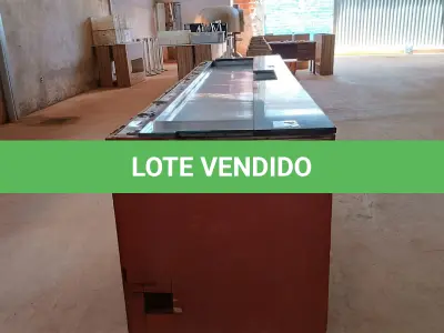LOTE 018 - 01 BALCÃO REFRIGERADO 4 PORTAS C/ PISTA FRIA, ESTRUTURA DE VIDROS P/ SALADAS (NO ESTADO, NÃO SABEMOS SE FUNCIONA. LEILÃO NÃO TEM GARANTIA E NEM DEVOLUÇÃO).