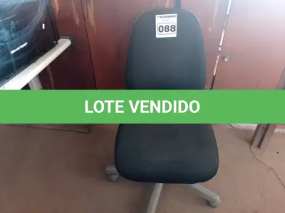 LOTE 088 - 01 CADEIRA DE ESCRITÓRIO COM BASE GIRATÓRIA. (NO ESTADO) ATENÇÃO! FAZER A VISITAÇÃO ANTES DE ARREMATAR, NÃO SABEMOS SE FUNCIONA. LEILÃO NÃO TEM GARANTIA E NEM DEVOLUÇÃO, SUJEITO A POSSÍVEIS AVARIAS VISÍVEIS/OCULTAS E/OU AUSÊNCIA DE COMPONENTES.