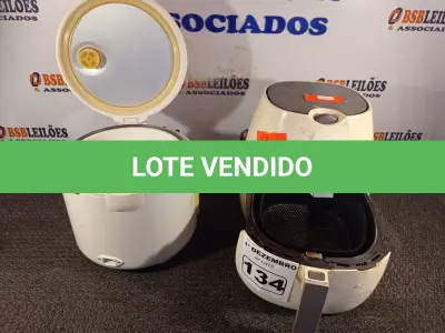 LOTE 134 - 01 AIR FRY E 01 PANELA ELÉTRICA DE FAZER ARROZ. (NO ESTADO) ATENÇÃO! FAZER A VISITAÇÃO ANTES DE ARREMATAR, NÃO SABEMOS SE FUNCIONA. LEILÃO NÃO TEM GARANTIA E NEM DEVOLUÇÃO, SUJEITO A POSSÍVEIS AVARIAS VISÍVEIS/OCULTAS E/OU AUSÊNCIA DE COMPONENTES.