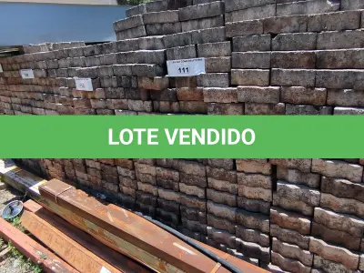 LOTE 111 - 01 LOTE COM APROXIMADAMENTE 500 BLOQUETES EM CONCRETO (NO ESTADO, NÃO SABEMOS SE FUNCIONA. LEILÃO NÃO TEM GARANTIA E NEM DEVOLUÇÃO).