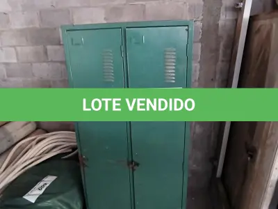 LOTE 008 - 02 ARMÁRIOS ROUPEIROS EM AÇO (NO ESTADO, NÃO SABEMOS SE FUNCIONA. LEILÃO NÃO TEM GARANTIA E NEM DEVOLUÇÃO).