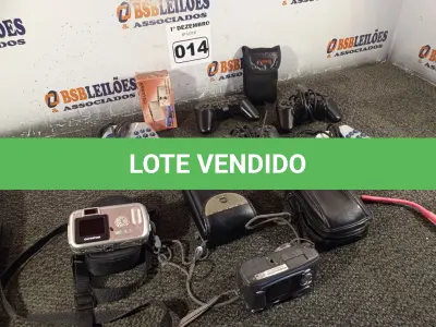 LOTE 014 - 06 MÁQUINAS FOTOGRÁFICAS E 05 CONTROLES PARA VIDEOGAME MARCAS E MODELOS DIVERSOS. (NO ESTADO) ATENÇÃO! FAZER A VISITAÇÃO ANTES DE ARREMATAR, NÃO SABEMOS SE FUNCIONA. LEILÃO NÃO TEM GARANTIA E NEM DEVOLUÇÃO, SUJEITO A POSSÍVEIS AVARIAS VISÍVEIS/OCULTAS E/OU AUSÊNCIA DE COMPONENTES.