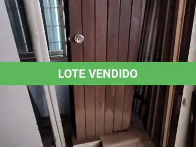 LOTE 115 - 03 PORTAS EM MADEIRA MACIÇA (NO ESTADO, NÃO SABEMOS SE FUNCIONA. LEILÃO NÃO TEM GARANTIA E NEM DEVOLUÇÃO).