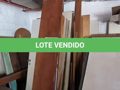 LOTE 030 - 01 LOTE COM PORTAS EM MADEIRAS DIVERSOS TAMANHOS (NO ESTADO, NÃO SABEMOS SE FUNCIONA. LEILÃO NÃO TEM GARANTIA E NEM DEVOLUÇÃO).