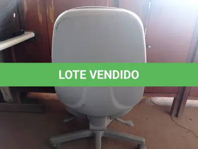 LOTE 088 - 01 CADEIRA DE ESCRITÓRIO COM BASE GIRATÓRIA. (NO ESTADO) ATENÇÃO! FAZER A VISITAÇÃO ANTES DE ARREMATAR, NÃO SABEMOS SE FUNCIONA. LEILÃO NÃO TEM GARANTIA E NEM DEVOLUÇÃO, SUJEITO A POSSÍVEIS AVARIAS VISÍVEIS/OCULTAS E/OU AUSÊNCIA DE COMPONENTES.