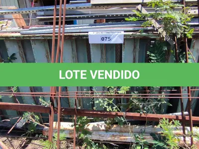 LOTE 075 - 02 ESCADAS EM FERRO (NO ESTADO, NÃO SABEMOS SE FUNCIONA. LEILÃO NÃO TEM GARANTIA E NEM DEVOLUÇÃO).