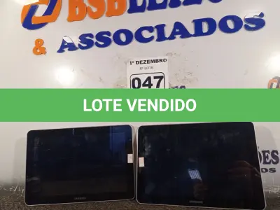 LOTE 047 - 02 TABLET SAMSUNG. (NO ESTADO) ATENÇÃO! FAZER A VISITAÇÃO ANTES DE ARREMATAR, NÃO SABEMOS SE FUNCIONA. LEILÃO NÃO TEM GARANTIA E NEM DEVOLUÇÃO, SUJEITO A POSSÍVEIS AVARIAS VISÍVEIS/OCULTAS E/OU AUSÊNCIA DE COMPONENTES.