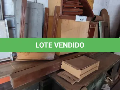 LOTE 029 - 01 LOTE COM BANCADA EM MADEIRA, BAÚS , MESAS E ARMÁRIOS EM MADEIRA (NO ESTADO, NÃO SABEMOS SE FUNCIONA. LEILÃO NÃO TEM GARANTIA E NEM DEVOLUÇÃO).