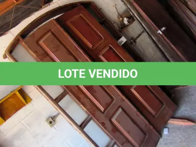LOTE 025 - 01 PORTA COM PORTAL EM MADEIRA (NO ESTADO, NÃO SABEMOS SE FUNCIONA. LEILÃO NÃO TEM GARANTIA E NEM DEVOLUÇÃO).